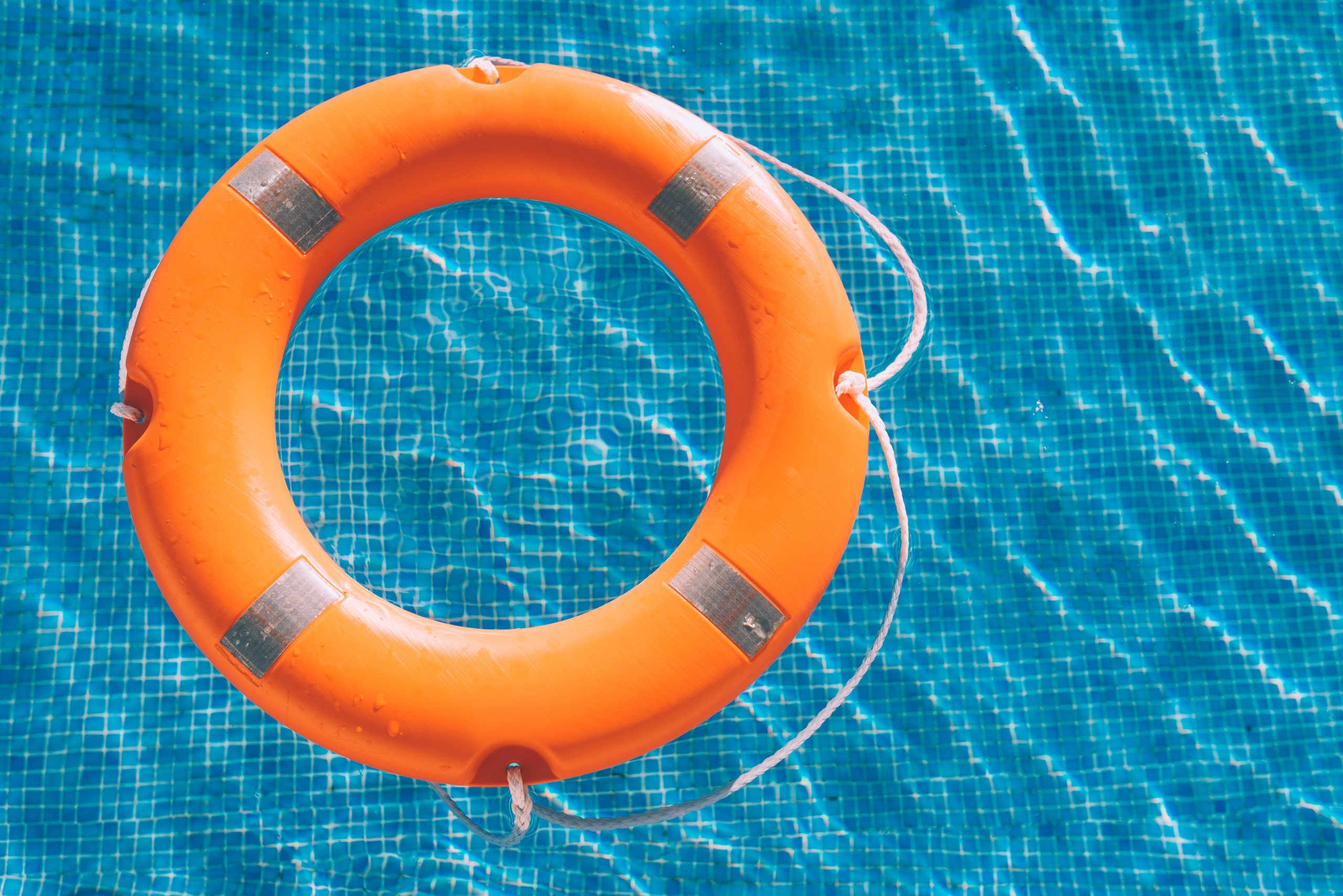 lifesaver-in-the-swimming-pool-vausykx-scaled
